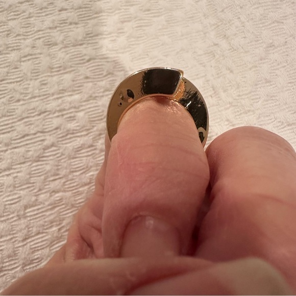 CLASSY GOLD TONE AND CZ RING. - Picture 7 of 10